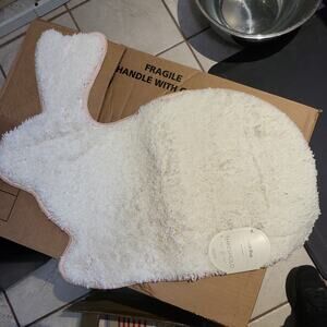 Bunny Shaped Non-Slip Bath Rug White 20" x 24" ~ Target Threshold ~ NEW